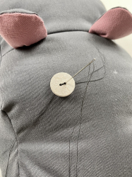 Augen annähen und fertig