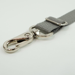 Klappengurt mit Karabiner vorbereiten