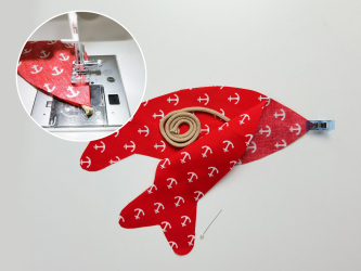 Fixer le cordon et coudre le poisson