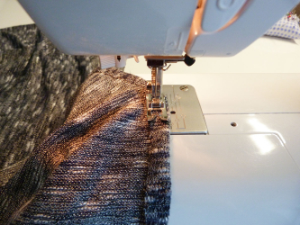 Strickstoff zuschneiden und säumen