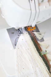 Couture du galon à franges sur le 1er côté