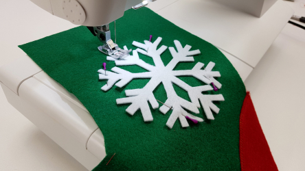 Épingler et coudre le flocon de neige