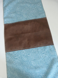 Surfiler les bords du tissu et coudre le fond du sac