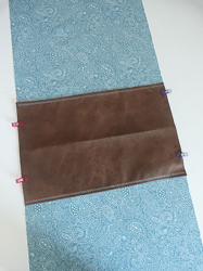Surfiler les bords du tissu et coudre le fond du sac