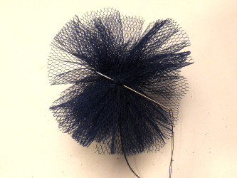 Attacher le pompon et confectionner l'élastique pour les cheveux