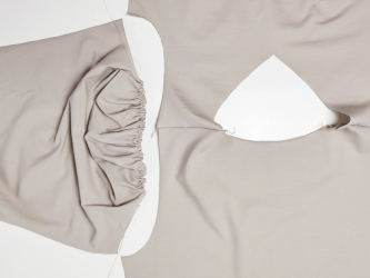 Basic-shirt aan elkaar naaien