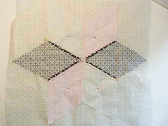 Renforcer le tissu supérieur ou inférieur avec un entoilage