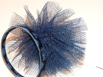 Attacher le pompon et confectionner l'élastique pour les cheveux