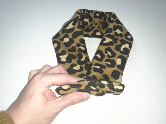 Plier le tube de tissu puis coudre
