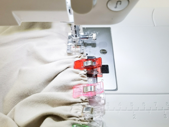 Basic-shirt aan elkaar naaien