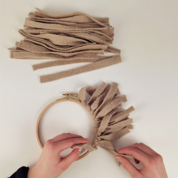 Nouer les bandes de tissu