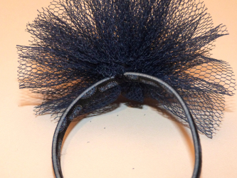 Attacher le pompon et confectionner l'élastique pour les cheveux
