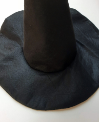 Coudre la pointe et le bord du chapeau ensemble