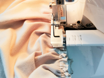 Basic-shirt aan elkaar naaien