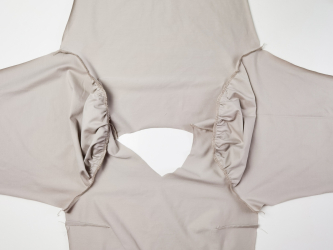 Basic-shirt aan elkaar naaien