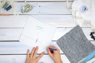 Découper le compartiment pour les couches et la poche pour lingettes humides