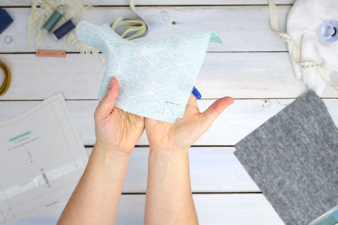 Découper le compartiment pour les couches et la poche pour lingettes humides