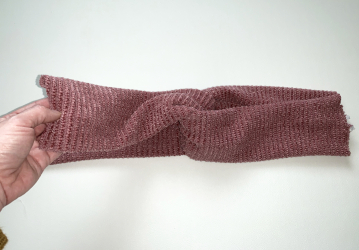 Rassembler le bandeau en noeud puis fermer la couture