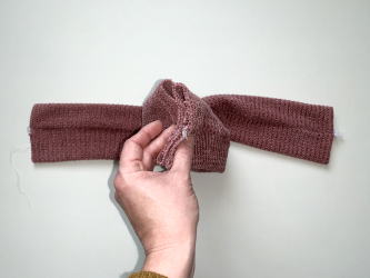 Rassembler le bandeau en noeud puis fermer la couture