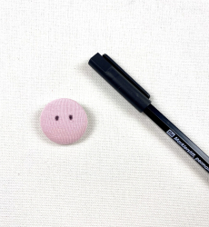 Recouvrir le bouton et peindre les yeux