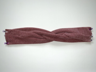 Rassembler le bandeau en noeud puis fermer la couture
