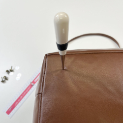 Fixer des pieds de sac