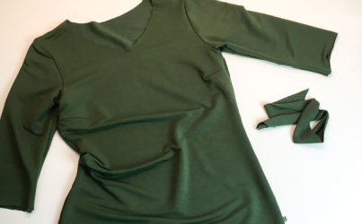 Halsbündchen vorbereiten (V-Neck Version)