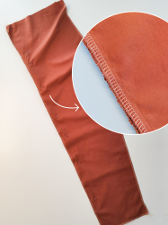 Coudre ensemble les jambes de pantalon devant et celles du dos