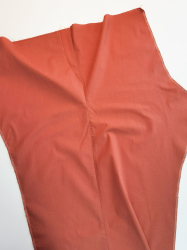 Coudre ensemble les jambes de pantalon devant et celles du dos