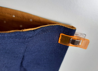 Grand sac : surpiquer les arêtes du sac