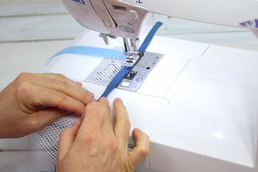 Coudre la poche en tissu filet