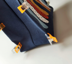 Grand sac : surpiquer les arêtes du sac