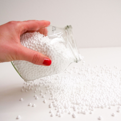 Remplir le pouf avec des billes de polystyrène