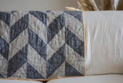 Coudre une couverture d'été à chevrons