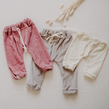 Patron pantalon bébé pdf Chili Vanilli Fino & Stitch, en allemand