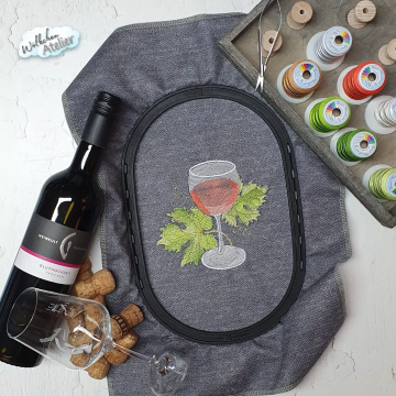 Borduurbestand Stickzebra Elegantes Weinglas im Doodle Stil, Duits