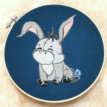 Stickdatei Stickzebra Esel mit Schleife, duits