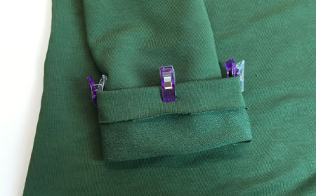 Omzomen - klaar!Tot slot worden de zomen genaaid. Daarvoor vouw je de beide uiteinden van de mouwen en de onderkant van het shirt ongeveer 3 cm om. Zet de randen met klemmetjes vast en naai de zomen met een rekbare zigzagsteek aan elkaar. Ook hier kun je, als je dat wilt, ter versiering nog een geweven band of iets dergelijks meenaaien. Van harte gefeliciteerd - je T-shirt is klaar!Tot slot worden de zomen genaaid. Daarvoor vouw je de beide uiteinden van de mouwen en de onderkant van het shirt ongeveer 3 cm om. Zet de randen met klemmetjes vast en naai de zomen met een rekbare zigzagsteek aan elkaar. Ook hier kun je, als je dat wilt, ter versiering nog een geweven band of iets dergelijks meenaaien. Van harte gefeliciteerd - je T-shirt is klaar!Tot slot worden de zomen genaaid. Daarvoor vouw je de beide uiteinden van de mouwen en de onderkant van het shirt ongeveer 3 cm om. Zet de randen met klemmetjes vast en naai de zomen met een rekbare zigzagsteek aan elkaar. Ook hier kun je, als je dat wilt, ter versiering nog een geweven band of iets dergelijks meenaaien. Van harte gefeliciteerd - je T-shirt is klaar!Tot slot worden de zomen genaaid. Daarvoor vouw je de beide uiteinden van de mouwen en de onderkant van het shirt ongeveer 3 cm om. Zet de randen met klemmetjes vast en naai de zomen met een rekbare zigzagsteek aan elkaar. Ook hier kun je, als je dat wilt, ter versiering nog een geweven band of iets dergelijks meenaaien. Van harte gefeliciteerd - je T-shirt is klaar!