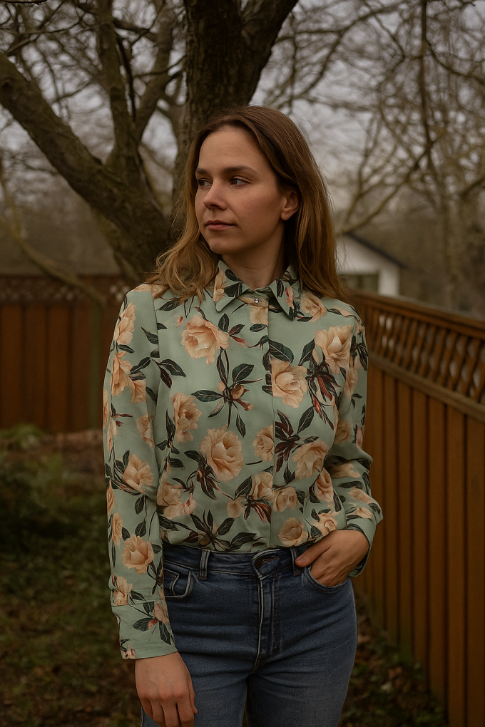 Blousestof Lyocell flowers, vaalgroen