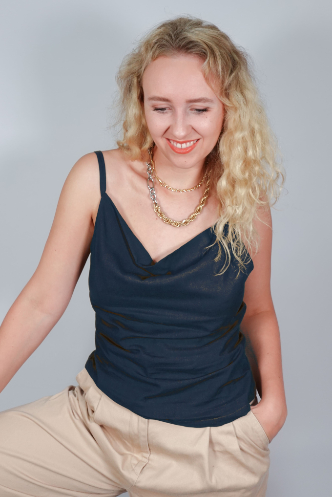 E-book JULIANA MARTEJEVS Top mit Wasserfallkragen, Duits