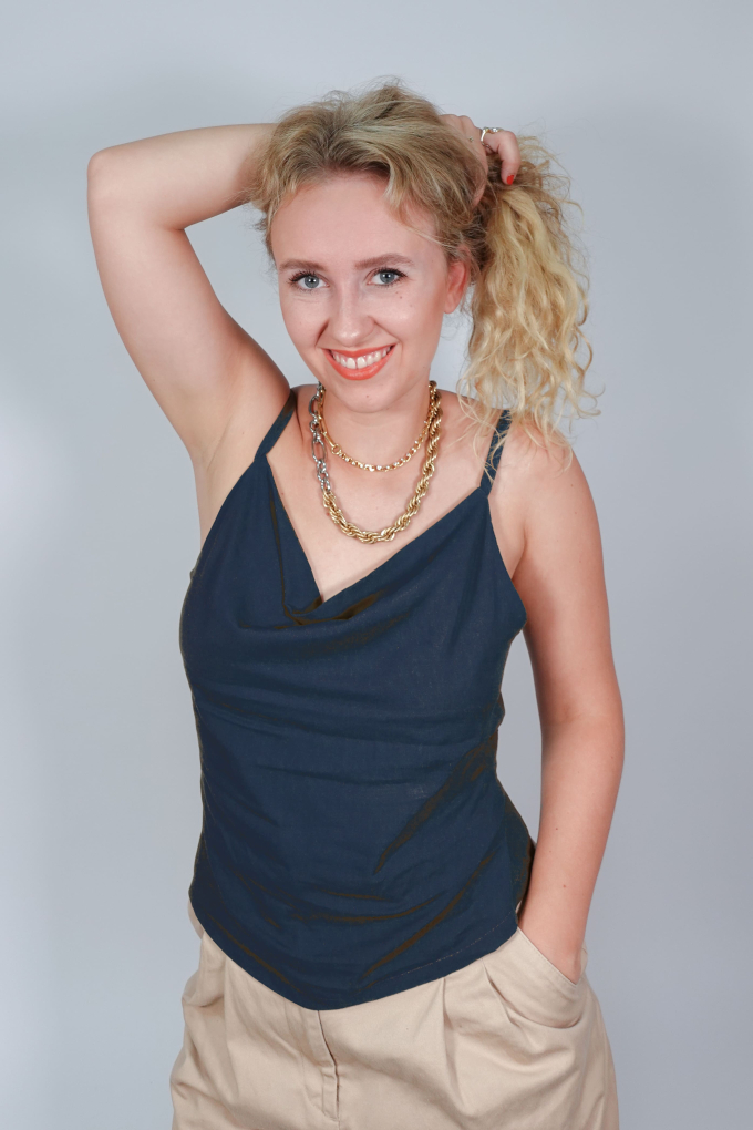 E-book JULIANA MARTEJEVS Top mit Wasserfallkragen, Duits