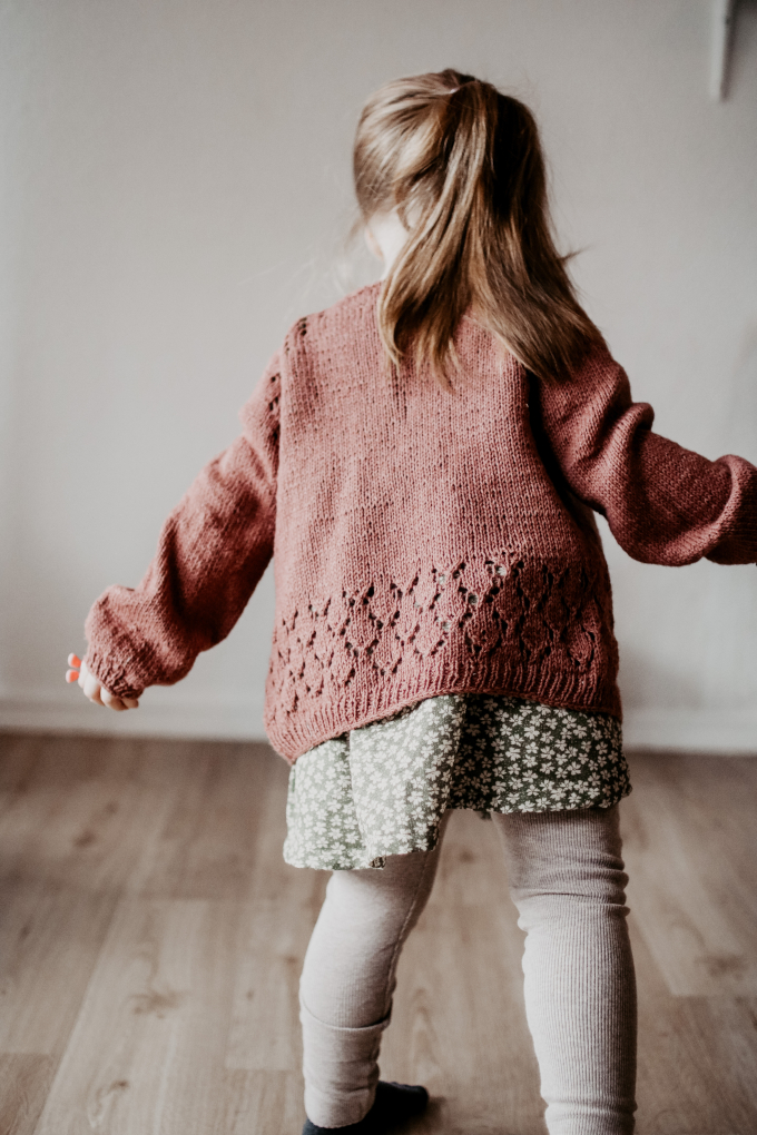 Patron tricot cardigan enfant pdf Edla Kofte Appelbanne Design, en allemand