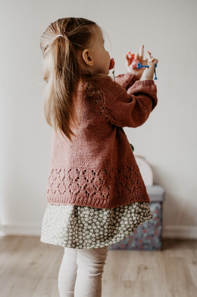 Patron tricot cardigan enfant pdf Edla Kofte Appelbanne Design, en allemand