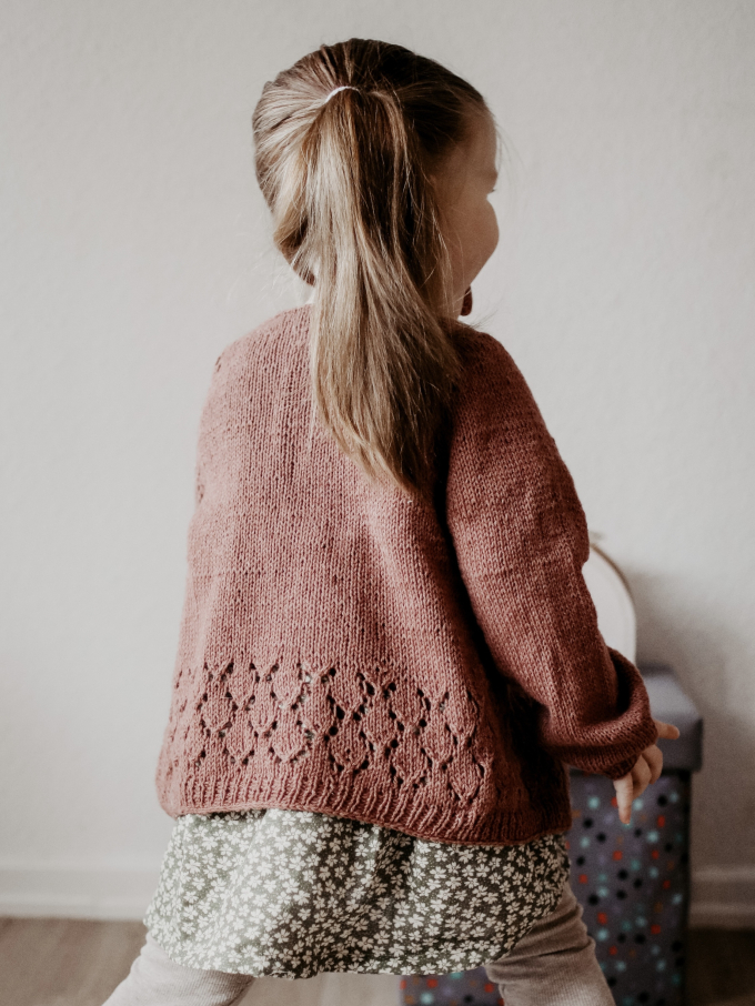 Patron tricot cardigan enfant pdf Edla Kofte Appelbanne Design, en allemand