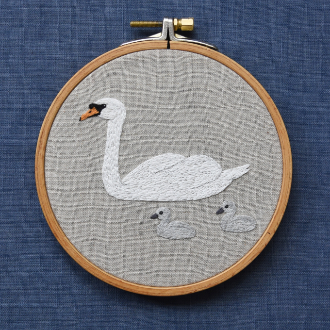 Handstickvorlage Fabelwald Höckerschwan, german
