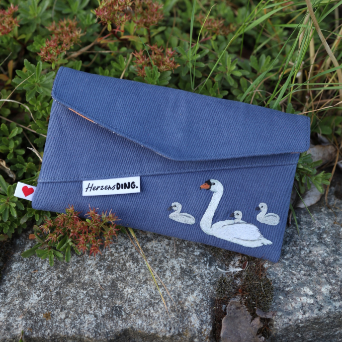 Handstickvorlage Fabelwald Höckerschwan, german