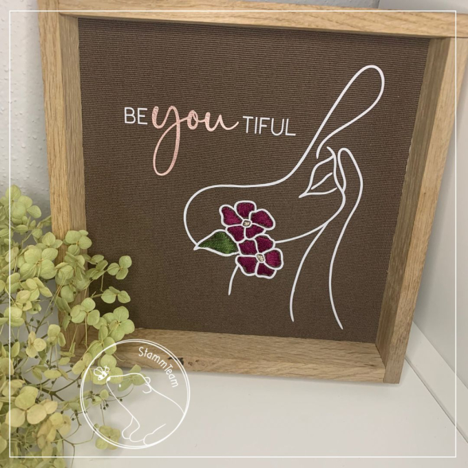 Plotter- und Stickdatei beemybear Plott'n'Stick Frau mit Hut LineArt, german