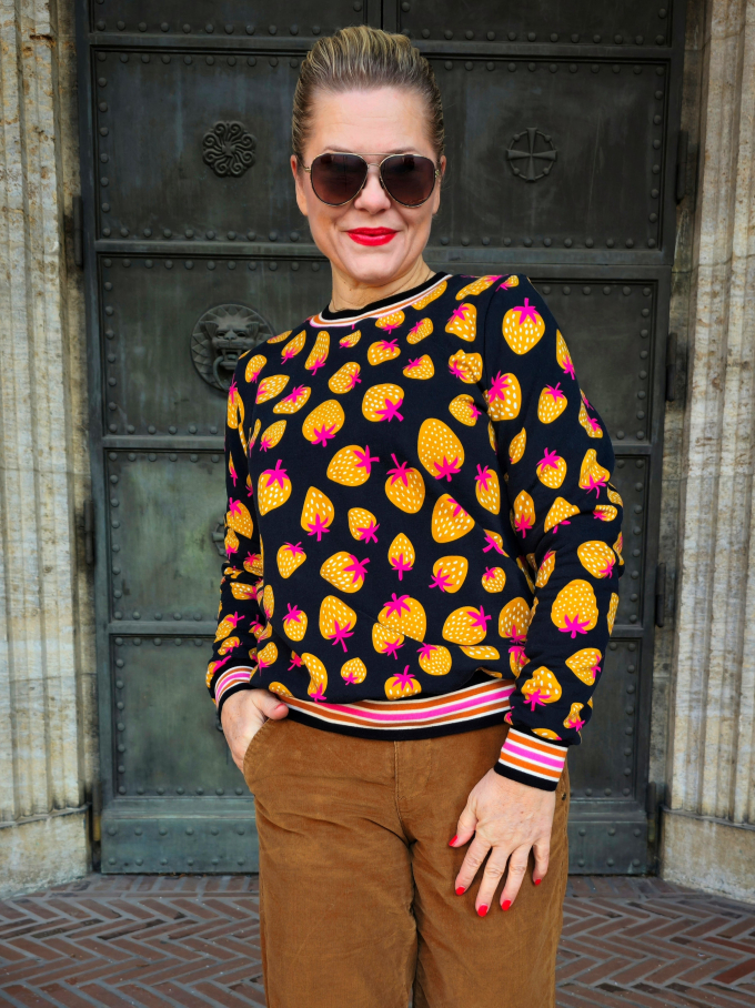 Sweatshirtstof Albstoffe Hamburger Liebe Picknick Strawberries, zwart