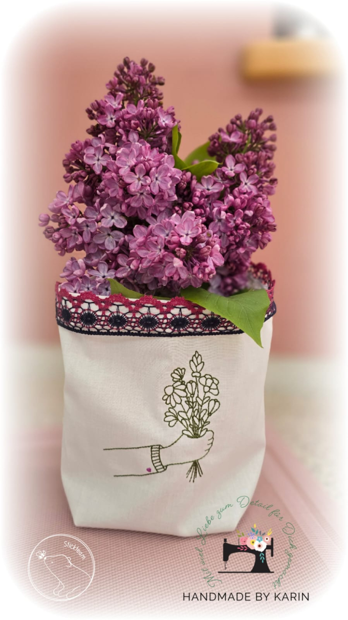 Fichier modèle broderie Main avec bouquet de fleurs Beemybear
