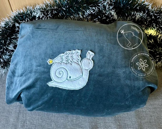 Stickdatei beemybear Merry Snailmas, German